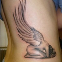 Fille ange fallu en tristesse tatouage sur le flanc