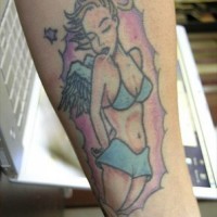 Sexy ragazza con costume da bagno tatuato sul braccio