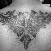 Angelo in crescita tatuato sulla schiena