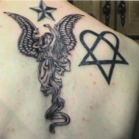 Him symbole avec le tatouage d'ange haussant à une étoile