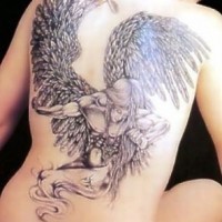 Qualitatives Tattoo von sitzendem männlichem Engel am Rücken
