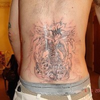Un gros ange tatouage sur le dos