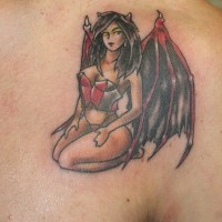 Teufel-Mädchen mit verrücktem Aussehen Tattoo