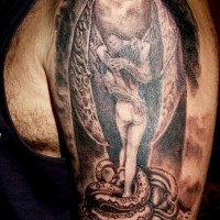 Les anges déchus sur les serpents tatouage artistique