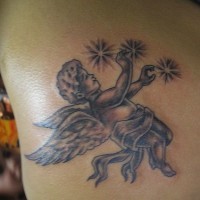 Tatuaje Pequeño angelito entre las estrellas