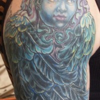 Tatuaje Chica azul abrazada por las alas del ángel