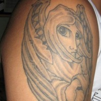 Tatuaje Criatura angélica con los ojos grandes