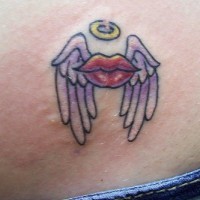 Tatuaje pequeño Labios santos con alas