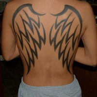 Vastes ailes d'ange tatouage sur le dos à l'encre noir