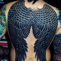 Enorme tatuaggio le ali sulla schiena