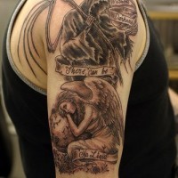 Faucheuse avec un ange triste le tatouage sur l'épaule