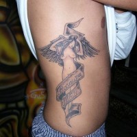 Ragazza nuda con le ali tatuata sul fianco