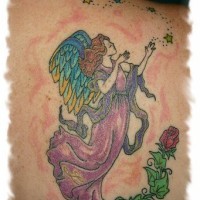 Tatouage d'ange collectant les étoiles avec des roses colorés