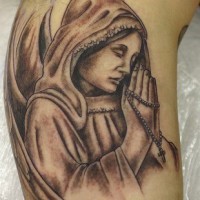 Tatuaggio angelo prega con rosario