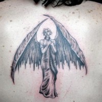 Ange femelle avec des ailes larges tatouage sur le dos