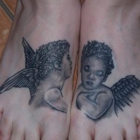 Tatuaje en ambos pies Dos angelitos
