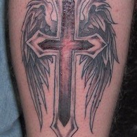Un croix avec un tatouage d'ailes de l'ange