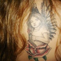 Petit tatouage angélique dans les pétals de roses