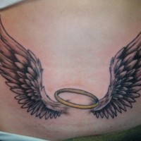 Tatuaggio anello con le ali