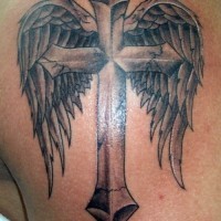 Tatuaje blanco e negro La cruz y las alas
