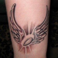 Une bague angélique tatouage en noir