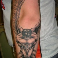 Tatuaje en el brazo Ángel desnudo