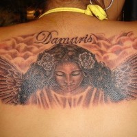Tatuaje en la espalda Chica ángel con la inscripción Damaris