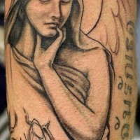Tatuaje Chica ángel en la capa