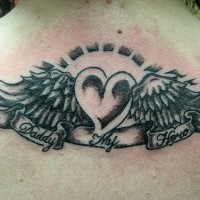 Le tatouage de cœur aillé avec une inscription le papa est non héro sur le dos