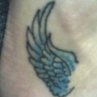 Pequeño tatuaje una ala azul  en el pie