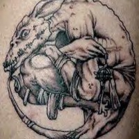 Strana creatura animalesca tatuata in forma rotonda