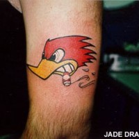 Woody Woodpecker avec une cigarette le tatouage