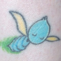 Tattoo vom blauen  Insekt in der Knöchelgegend