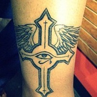 Tattoo vom Kreuz mit Auge und Flügeln in der Knöchelgegend