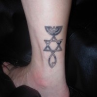 Tattoo vom Symbol einer Gruppe in der Knöchelgegend