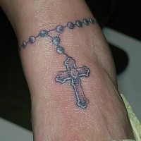 Tatouage sur la cheville de chaîne avec un croix