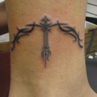 Tattoo von verzweigtem Kreuz in der Knöchelgegend