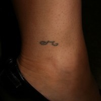 Tattoo von kleinem Zeichen in der Knöchelgegend