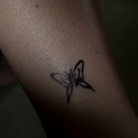 Tattoo von kleinem Schmetterling in der Knöchelgegend