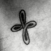 Tattoo von abgerundetem Kreuz in der Knöchelgegend