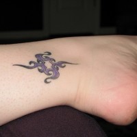 Cercle mystique le tatouage sur la cheville