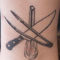 Tattoo von Messer und Zange in der Knöchelgegend