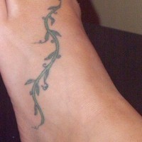 Tattoo von einer Pflanze in der Knöchelgegend
