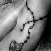 Tattoo von einer Kette mit Herzen in der Knöchelgegend