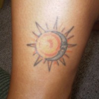 Tattoo vom Mond und der Sonne in der Knöchelgegend