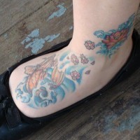 Tattoo von orangen Lilien  in der Knöchelgegend
