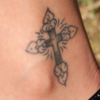 Tattoo vom Kreuz in der Knöchelgegend