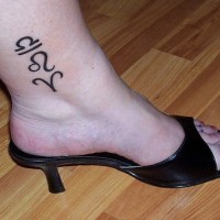 Tattoo von Symbol in der Knöchelgegend