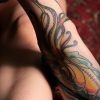 Fleur avec des pétales longues le tatouage sur la cheville