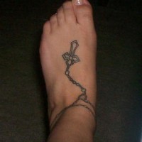 Precioso tatuaje del rosario en el tobillo y el pie